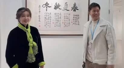 刘晓庆和经纪人一起合影，俩人看起来像母子，网友：比她男友帅