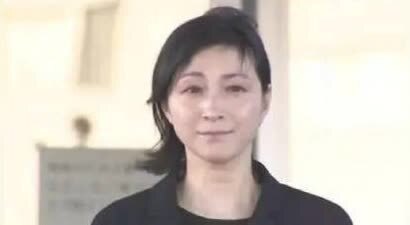 广末凉子与受害者达成和解，获释离开警署时面容憔悴