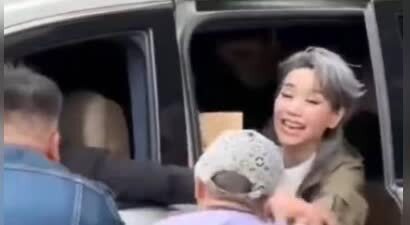 62岁叶童被老年粉丝拦车，下车拥抱尽显亲和