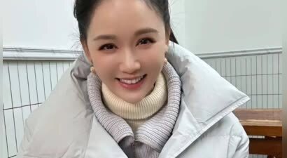 45岁的陈乔恩，终究败给年龄，如今脸蛋越来越肿，让人不敢认