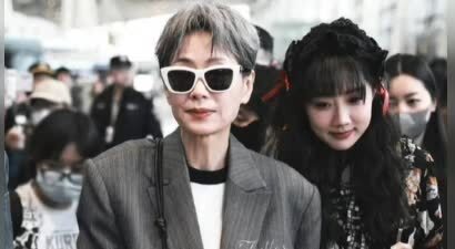 叶童酷飒灰西装搭配墨镜亮相，与李艺彤牵手超吸睛