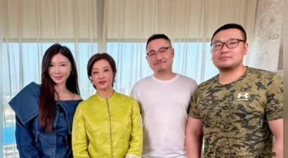 74岁刘晓庆穿金色中式褂子，皮肉紧致年轻了许多，她写字真好看