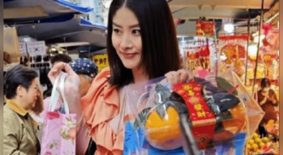 52岁陈慧琳在广州吃大排档, 大口嗦粉拍"吃播" 完全不顾淑女形象