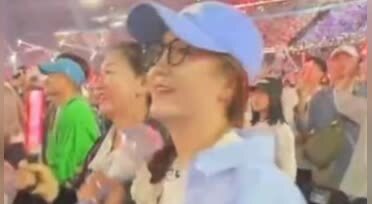 张杰演唱会惊现陈梦身影，穿蓝衬衫化身 “蹦迪少女”