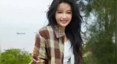 31岁孙怡离婚后放飞自我！奶黄色内搭展现纯欲与甜美，尽显高颜值