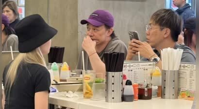 51岁陈奕迅在香港吃鱼丸粉,戴紫帽子，浓重的黑眼圈，笑容太治愈