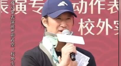 吴京带伤出席活动现场 笑谈护颈源自沈腾 “友情馈赠”