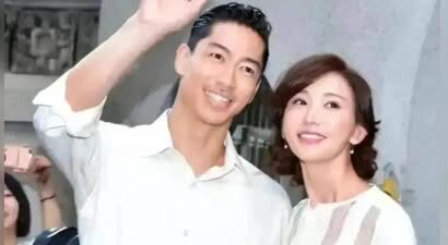 50岁林志玲美到国外去了！穿一身黑仍女神范儿十足，黑泽良平真有福气