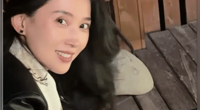 34岁森林北街头被偶遇，黑皮衣混搭大妈丝巾仍然很美，给流浪猫喂食贴心温柔