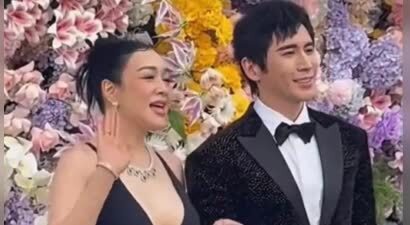 54岁钟丽缇现身三亚，风韵犹存主动索吻，张伦硕一脸嫌弃太尴尬！