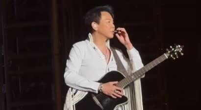 陶喆穿猫王经典服饰开唱，深情缅怀父亲的瞬间太戳心