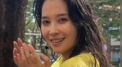 汪峰新欢泼水节引热议，素颜湿身美上热搜，网友：老汪眼光真绝了