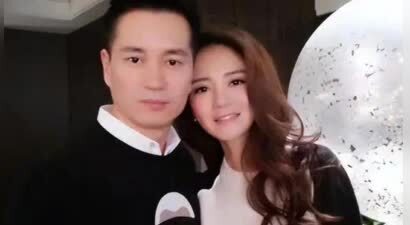 老公陈荣炼被捕，豪门梦碎，独自带俩娃的安以轩现在怎样了？