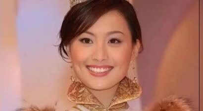 她一婚嫁富二代，二婚嫁老外，如今43岁儿女双全很幸福
