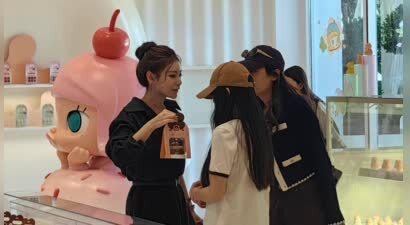 马筱梅携小玥儿现身甜品店，低声交谈十分低调