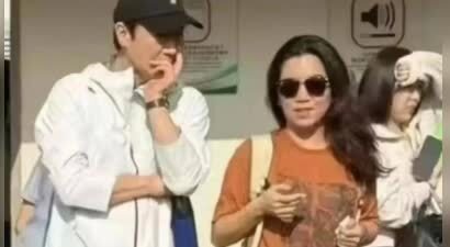 黎明现身女儿学校运动会，他58岁还年轻帅气，老婆罕见露面长相很普通！
