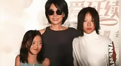 王菲小女儿抽烟？李嫣夹烟照曝光，母女仨都是烟民，网友褒贬不一