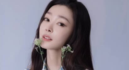 宋轶中式刺绣装美似青瓷，手拈繁花勾勒诗意画卷