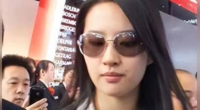 刘亦菲干妈25岁闪婚又离婚，32岁竟再度怀孕？