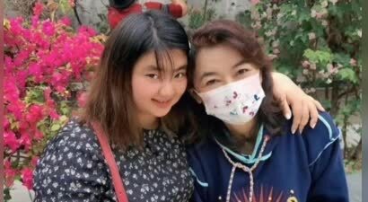 胡慧中母女在香港，女儿体重超180斤长相普通，本人不忍回应了