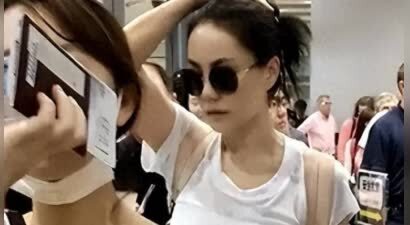 55岁王菲现身机场，高马尾白T似少女，随和签名与粉丝互动