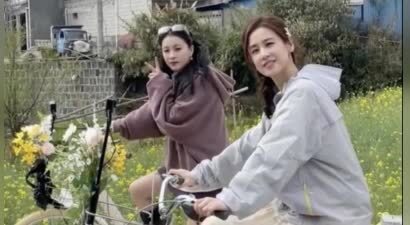 42岁黄圣依和31岁陈梦同框：相差11岁，看着却像同龄人一样