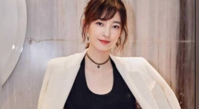 王丽坤再次美出天际，黑白方格短裙搭配米色西服展现迷人线条！