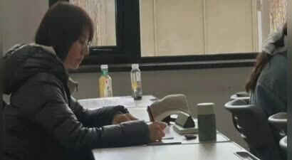 47岁袁泉中戏被偶遇，素颜造型竟然比化妆更惊艳！