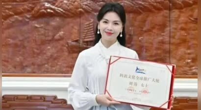 刘涛参加妈祖诞排场无人敌，两杠三星为她开路，亿万大佬只配拍照