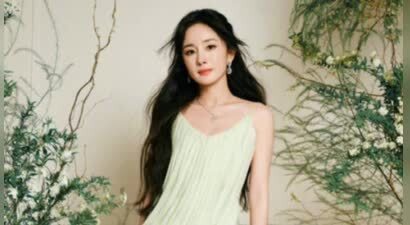 杨幂嫩绿开衩裙造型惊艳，化身森林精灵秀出迷人美腿