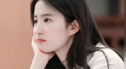 刘亦菲15岁爆红被骂“变性人”的20年单亲女孩如何逆袭成国际巨星
