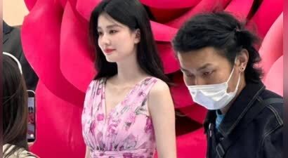 31岁乔欣嫁豪门后状态绝了，穿浅紫色碎花裙温柔有气质，脸圆了旺夫相明显