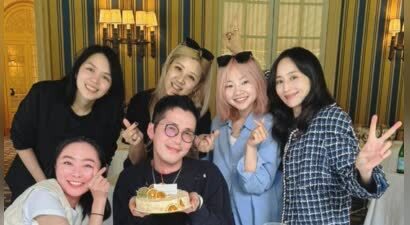 张钧甯生日晒海边素颜照，戴墨镜漫步超惬意