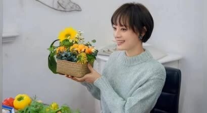 看了不合群的孙俪，再看不合群的赵丽颖，才知她们到底聪明在哪里