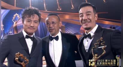 海一天斩获天坛奖最佳男配，李冰冰激动发声：恭喜我的老同学