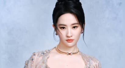 刘亦菲化身鎏金神女惊艳全场！璀璨华服衬笑颜超吸睛