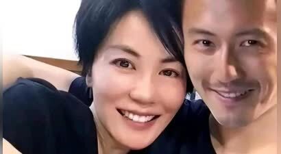 太尴尬了！谢霆锋把包厢给了王菲，俩儿却站着，次子全程宕机发呆