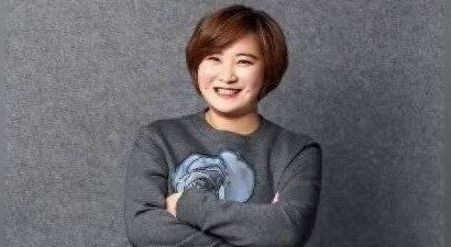 贾玲43岁庆生照曝光，本人超瘦引发网友热议，女神模式开启？