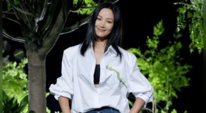 52岁瞿颖穿露腰装秀马甲线！与男友前任女儿亲密如姐妹 网友：这才是真冻龄女神