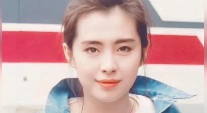 58岁王祖贤在无锡，眼皮浮肿像刀刻，出席活动被夹道欢迎，人气高