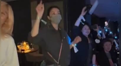 谢霆锋演绎定情金曲 王菲台下优雅起舞尽显幸福模样