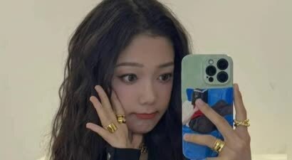 希林娜依高五一随拍分享,亮片包臀裙装扮让她如星光般璀璨