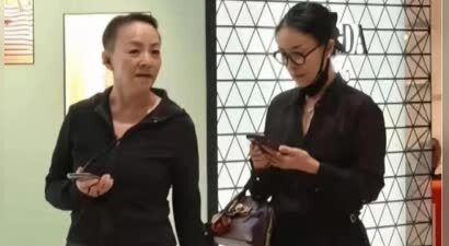 65岁宋丹丹现状：3段婚姻4个男人，面容憔悴，和那英在北京逛商场