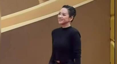章子怡坐轮椅现身高铁站，华表奖摔倒画面曝光，多人搀扶气氛紧张