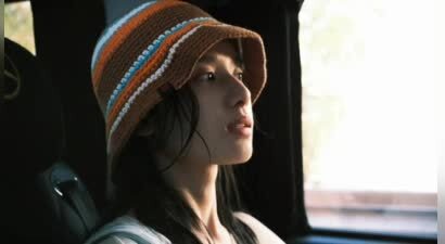 张婧仪夏日随拍释出 光影间的侧颜尽显文艺气质