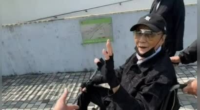 谢霆锋88岁老爸谢贤缺席演唱会后现身尖沙咀！轮椅出行仍帅气，粉丝惊呼：太酷了！