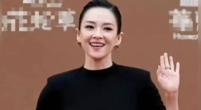 华表奖这一夜，被笑不露齿的章子怡惊艳，不穿暴露礼服却艳压群芳