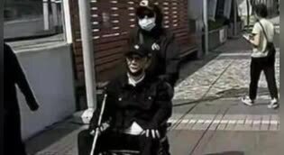 谢贤健康状况不乐观！香港街头被偶遇，坐轮椅晒太阳，人消瘦无神
