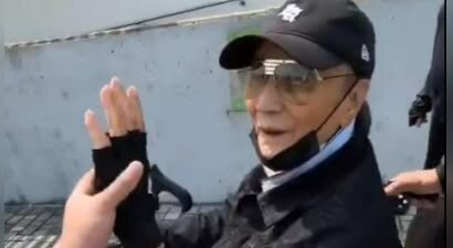 谢霆锋老爸谢贤轮椅出行被偶遇 88岁精气神十足