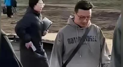 汪峰携手小19岁的女友惊现新疆 连走路姿势都带着二十年前的活力